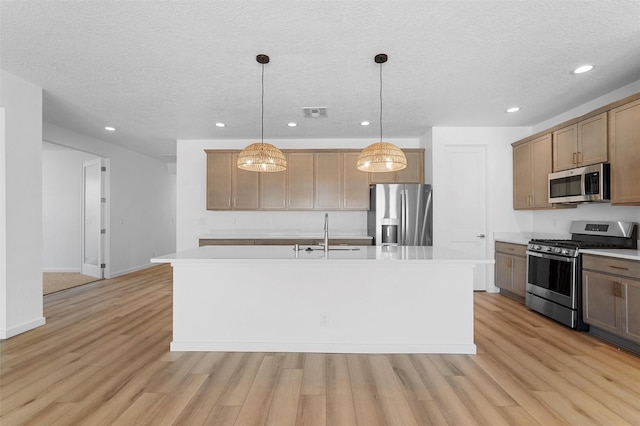 85 Cadena Blvd, Los Alamos, NM 87547 - kitchen featuring stainless steel appliances, a sink, a textured ceiling, recessed lighting, and light wood-style floors