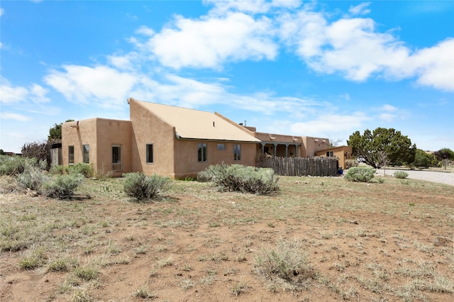 1 Azul Pl, Santa Fe, NM 87508 - view of side of home featuring stucco siding