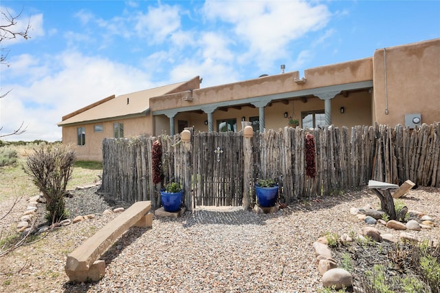 1 Azul Pl, Santa Fe, NM 87508 - view of side of property with stucco siding and a gate
