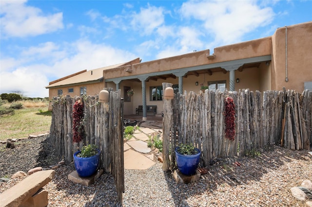 1 Azul Pl, Santa Fe, NM 87508 - back of property featuring stucco siding and a patio area