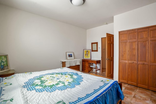 24 Camino Caballos Spur, Lamy, NM 87540 - bedroom with a closet and light tile patterned flooring