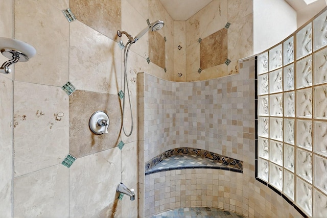 5 Camino Sin Ganas, Santa Fe, NM 87506 - bathroom featuring tiled shower