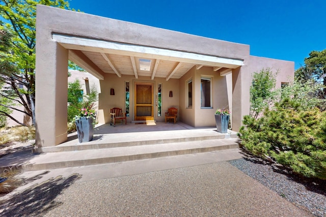 view of exterior entry with stucco siding