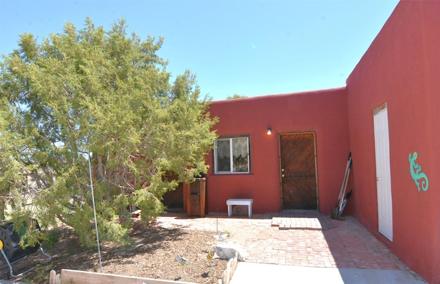 13 Los Amigos, Espanola, NM 87532 - property entrance with stucco siding