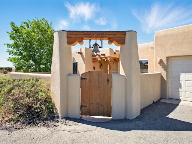 54 Encantado Loop, Santa Fe, NM 87508 - view of side of property featuring a gate and stucco siding
