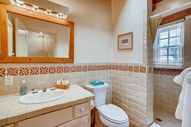 334 Otero Unit 14-3, Santa Fe, NM 87501 - full bathroom featuring tile walls, a tile shower, vanity, toilet, and wainscoting