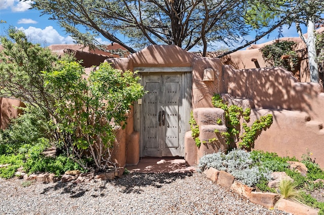 17 Tano W, Santa Fe, NM 87506 - property entrance with a gate