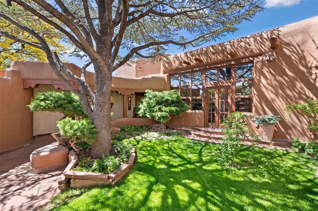 17 Tano W, Santa Fe, NM 87506 - view of green lawn