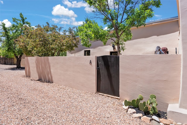 824 Dunlap St Unit A, Santa Fe, NM 87501 - view of yard featuring a gate