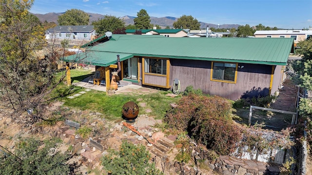 1043 Cheyenne, Los Alamos, NM 87544 - rustic home featuring a patio area, metal roof, a mountain view, and a front lawn