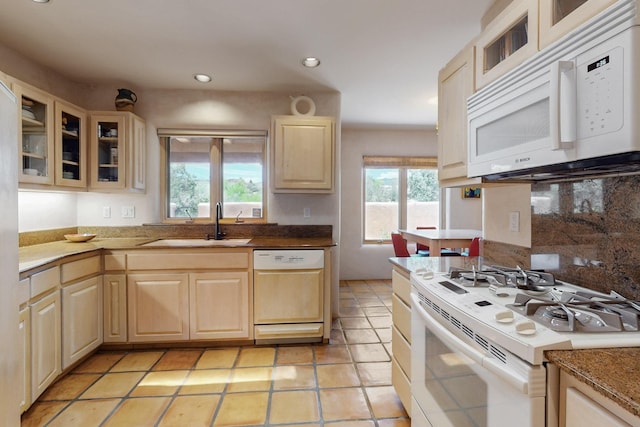 425 Calle Kokopelli, Santa Fe, NM 87501 - kitchen featuring white appliances, light brown cabinets, a sink, decorative backsplash, and recessed lighting