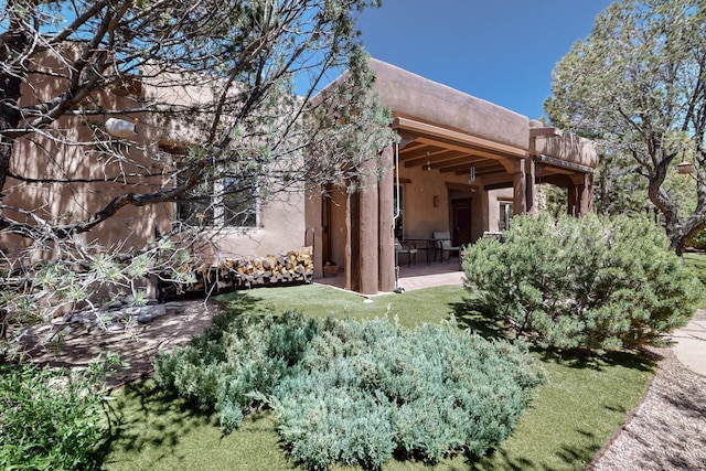 425 Calle Kokopelli, Santa Fe, NM 87501 - back of house featuring a patio and stucco siding