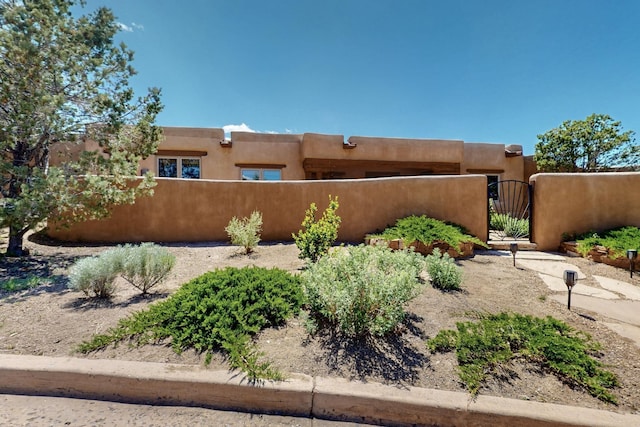 425 Calle Kokopelli, Santa Fe, NM 87501 - fenced yard with a gate