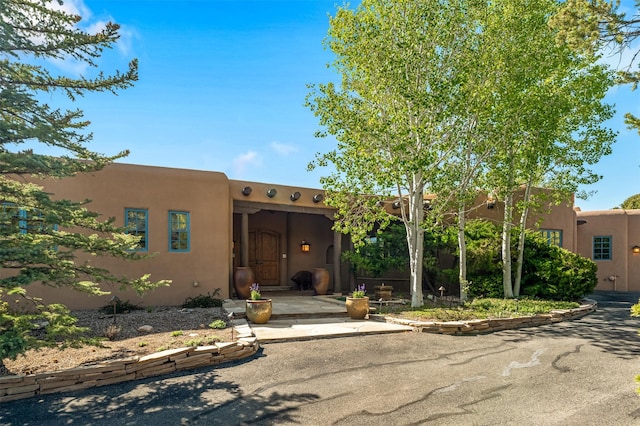 1050 Sierra Del Norte, Santa Fe, NM 87501 - pueblo-style house with stucco siding