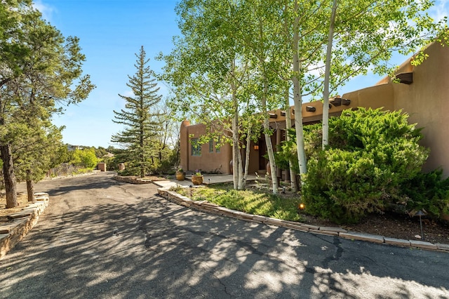 1050 Sierra Del Norte, Santa Fe, NM 87501 - view of side of home featuring stucco siding and driveway