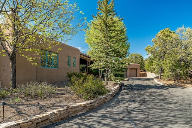 1050 Sierra Del Norte, Santa Fe, NM 87501 - adobe home featuring stucco siding and driveway