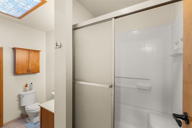 50 Jackson Hole Rd, Angel Fire, NM 87710 - full bath featuring toilet, vanity, a skylight, tile patterned flooring, and baseboards