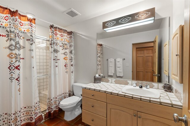 3101 Old Pecos Trl Unit 101, Santa Fe, NM 87505 - full bath featuring vanity, toilet, and a shower with curtain