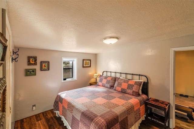 133 County Rd 135, Hernandez, NM 87537 - bedroom featuring dark wood-style floors and a textured ceiling