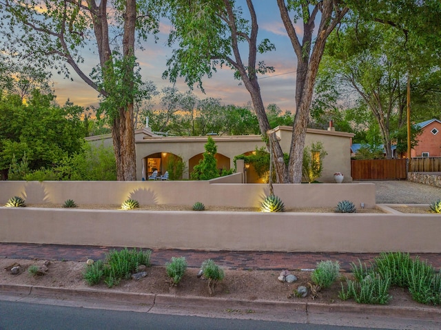 519 E Palace Ave, Santa Fe, NM 87501 - view of front of home featuring a fenced front yard and stucco siding