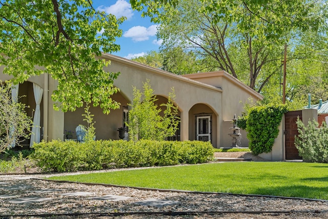 519 E Palace Ave, Santa Fe, NM 87501 - mediterranean / spanish-style home featuring a front yard and stucco siding