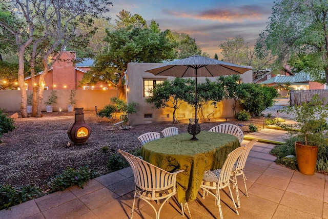 519 E Palace Ave, Santa Fe, NM 87501 - patio terrace at dusk with outdoor dining area and a patio area