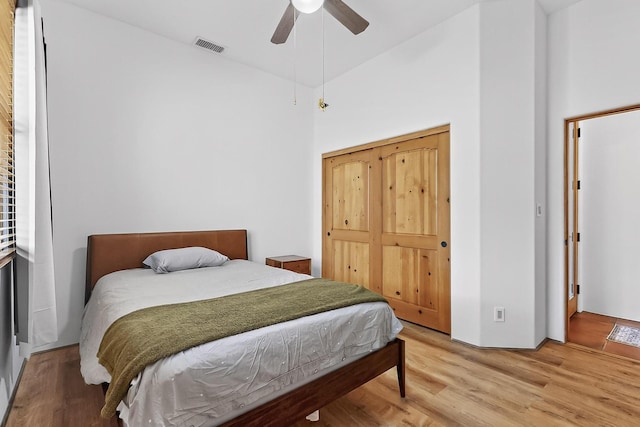 138 E Chili Line, Santa Fe, NM 87508 - bedroom featuring light wood-style floors, high vaulted ceiling, a ceiling fan, and a closet