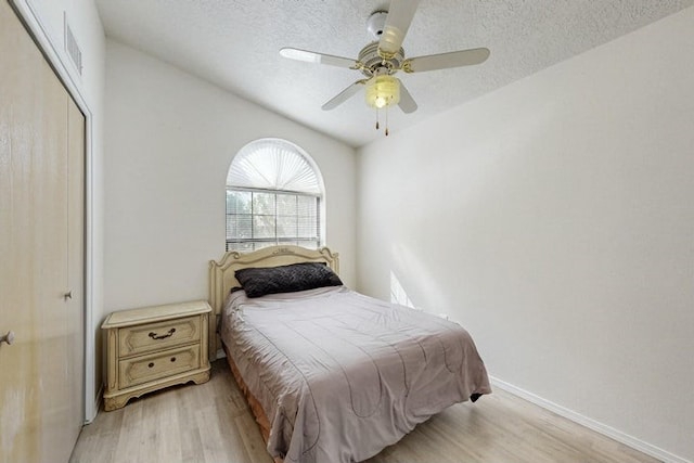 1128 Pandora Dr SW, Los Lunas, NM 87031 - bedroom with light wood-style flooring, a textured ceiling, a closet, and ceiling fan