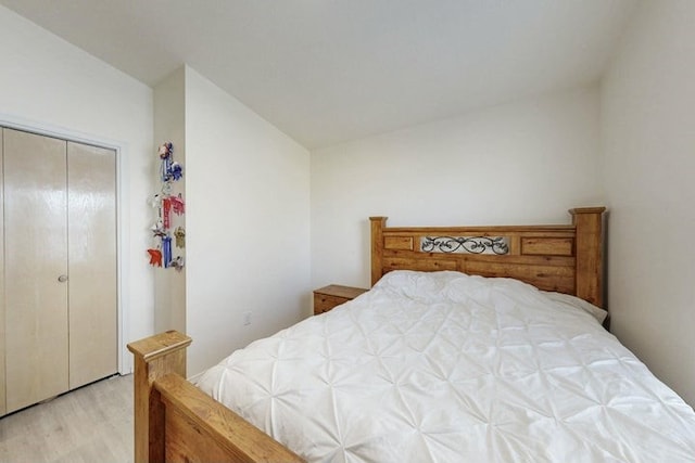 1128 Pandora Dr SW, Los Lunas, NM 87031 - bedroom featuring light wood-style floors, lofted ceiling, and a closet