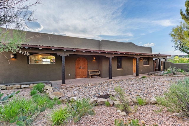 26 Camino Los Angelitos, Santa Fe, NM 87540 - rear view of property featuring stucco siding and a patio area