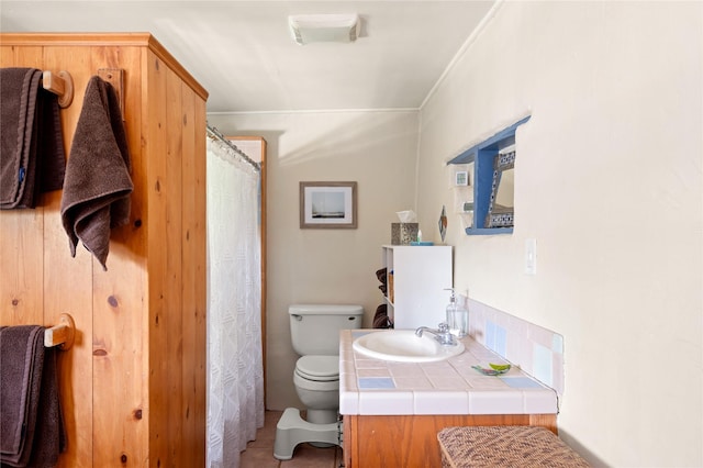 3 Waldo, Cerrillos, NM 87010 - full bathroom featuring toilet, vanity, crown molding, tile patterned flooring, and curtained shower