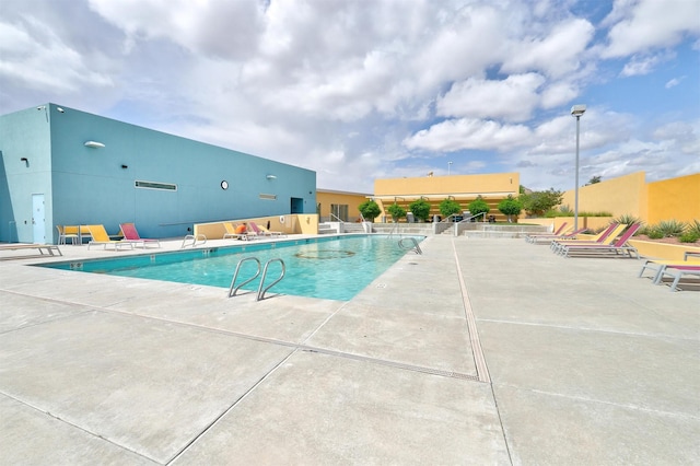 2324 Venada Rd, Rio Rancho, NM 87144 - community pool featuring a patio area