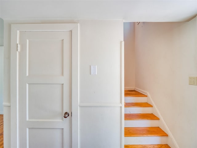 2148 33rd St Unit B, Los Alamos, NM 87544 - stairs featuring baseboards