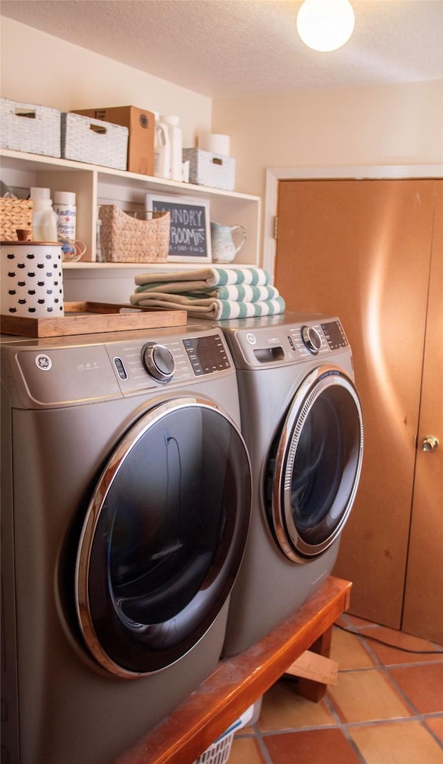 7 Paseo De Rincon, Santa Fe, NM 87508 - laundry room featuring washing machine and clothes dryer, a textured ceiling, and tile patterned floors