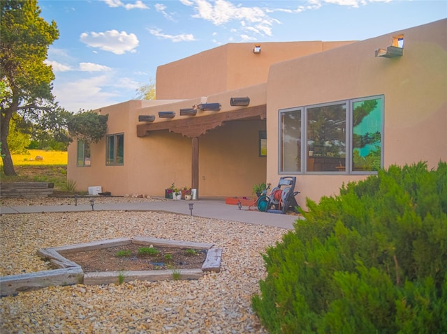 7 Paseo De Rincon, Santa Fe, NM 87508 - back of property with a patio and stucco siding