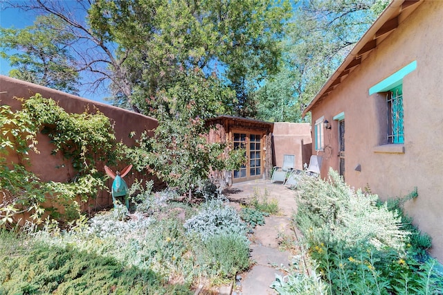 952 Acequia Madre, Santa Fe, NM 87505 - view of yard with an outbuilding