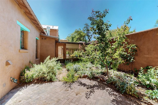 952 Acequia Madre, Santa Fe, NM 87505 - view of yard featuring a patio