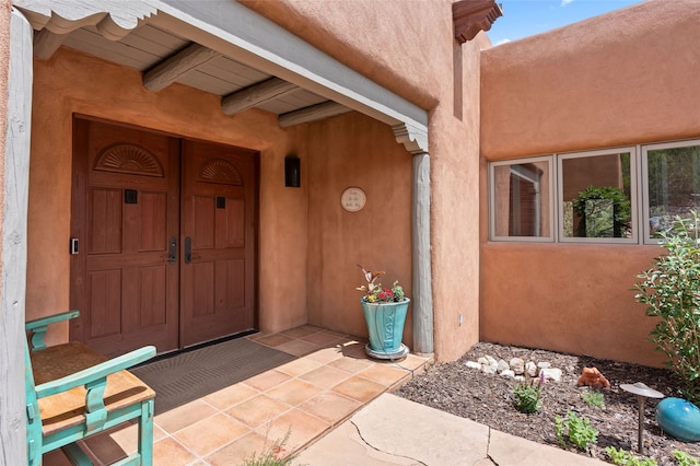 1203 Sierra Del Este, Santa Fe, NM 87501 - doorway to property with stucco siding