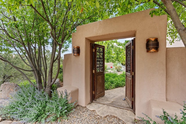 19 Camino Don Carlos, Santa Fe, NM 87506 - entrance to property with stucco siding