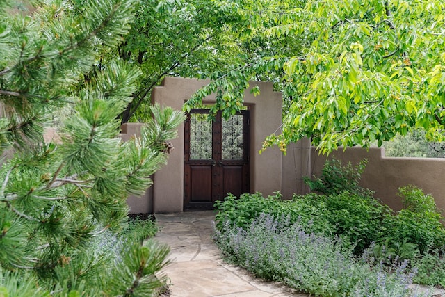 19 Camino Don Carlos, Santa Fe, NM 87506 - doorway to property featuring stucco siding