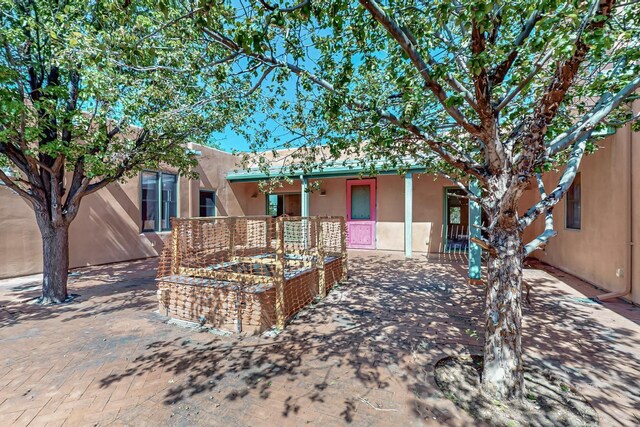 37 Camino Tetzcoco, Santa Fe, NM 87508 - pueblo-style home featuring stucco siding