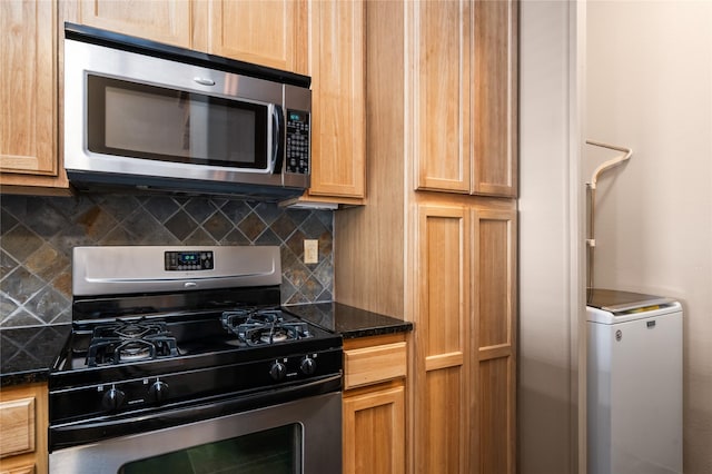 1405 Vegas Verdes Unit 136, Santa Fe, NM 87507 - kitchen with stainless steel appliances, tasteful backsplash, and dark stone countertops