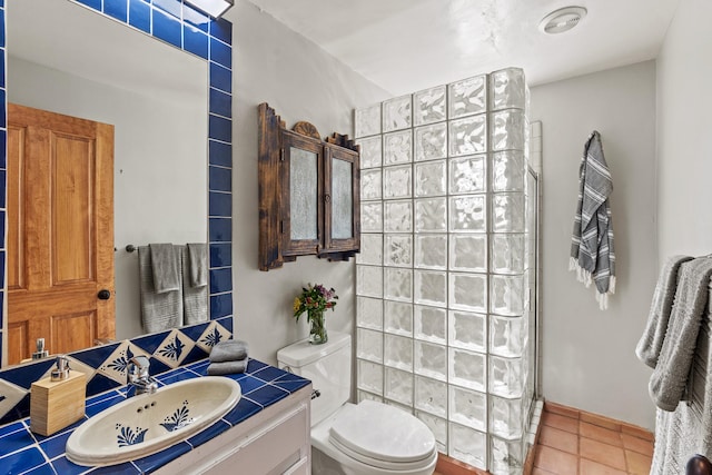 610 Rio Grande Ave, Santa Fe, NM 87501 - full bath featuring tiled shower, vanity, and tile patterned floors