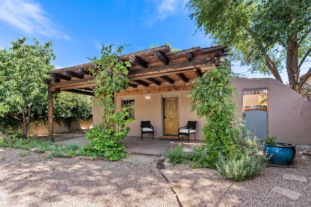 610 Rio Grande Ave, Santa Fe, NM 87501 - rear view of property featuring a patio area, a pergola, and stucco siding