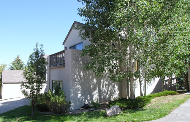 5045 Carriage House Dr, Los Alamos, NM 87544 - view of side of home with a balcony and stucco siding