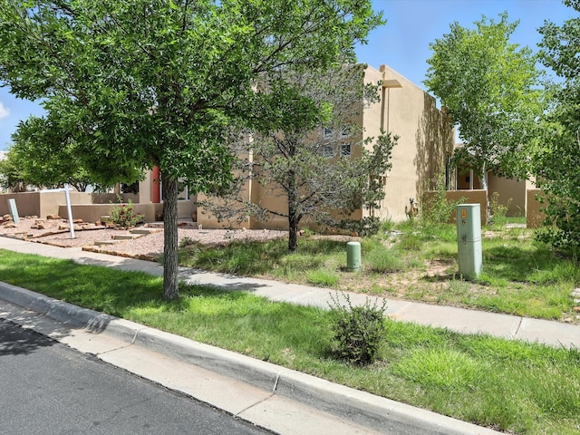 16 Coyote Pass Rd, Santa Fe, NM 87508 - view of side of property featuring stucco siding