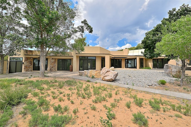 117 La Ventana, Santa Fe, NM 87508 - rear view of property with stucco siding and stone siding