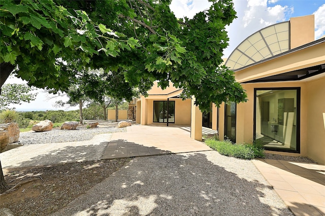 117 La Ventana, Santa Fe, NM 87508 - view of yard with a patio