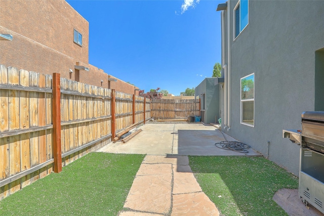 7513 Kachina Loop, Santa Fe, NM 87507 - fenced backyard with a patio