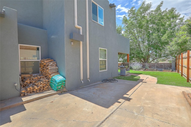 7513 Kachina Loop, Santa Fe, NM 87507 - fenced backyard featuring a patio